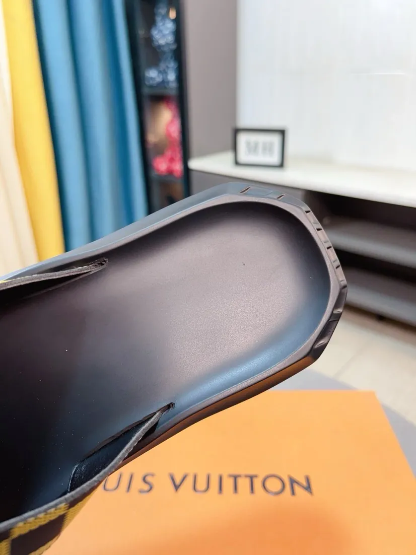 Men's shoes 💰260🌹🌹 (lv-Louis Vuitton) new men's sandals, high-end boutique, exquisite embossed logo decoration on the upper, fine workmanship, super soft soles, casual, loose and comfortable, a must-have in summer! \nsize：38-44